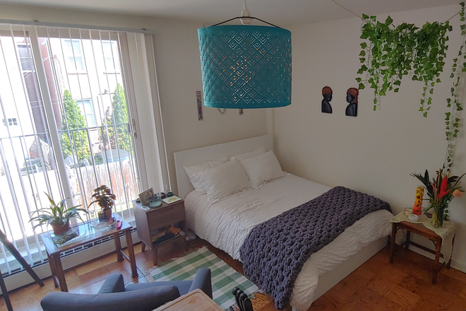 Space1 - Bright Studio Apartment - 2 Blocks from Metro