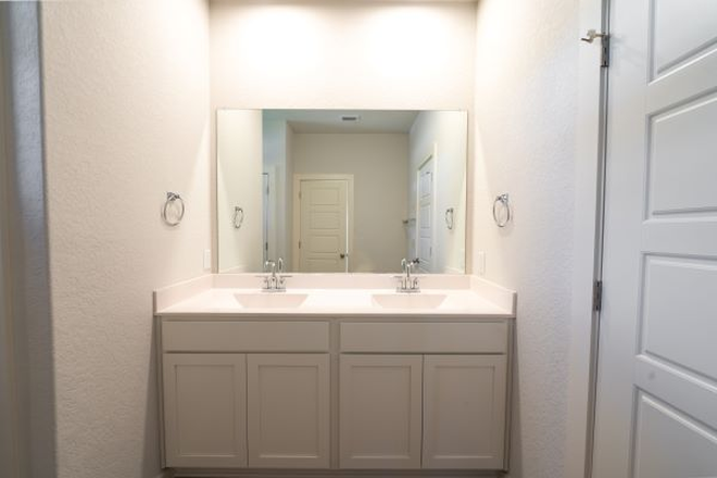 Master bathroom - House close to campus