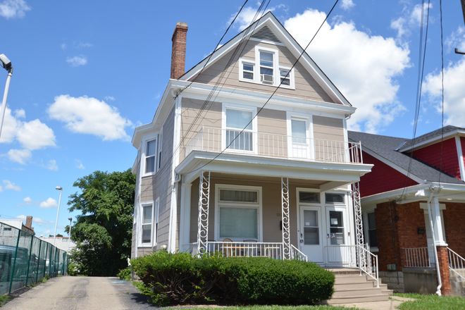 Off-street parking, 3 baths & 2 kitchens - 1920 Wayland Avenue