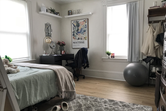 bedroom - Huge Waltham Home 6 Bedrooms 3 Bathrooms 3 Car Parking!