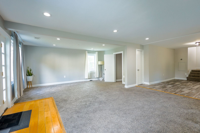 Living room - Modern 4 Bedroom / 2 Bath House Next to Metro