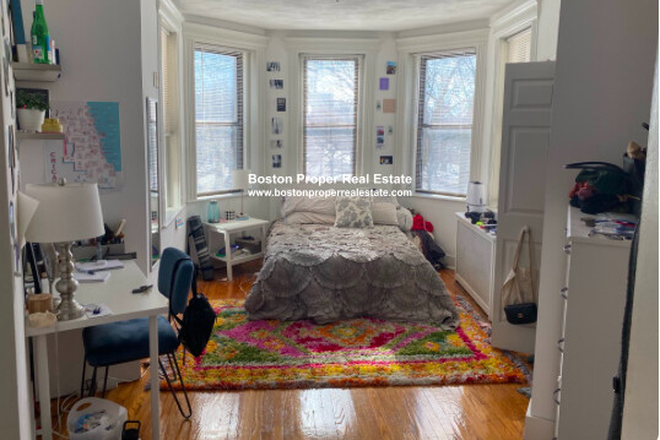 a - 3 bed w/living room and NO BROKER FEE Condo