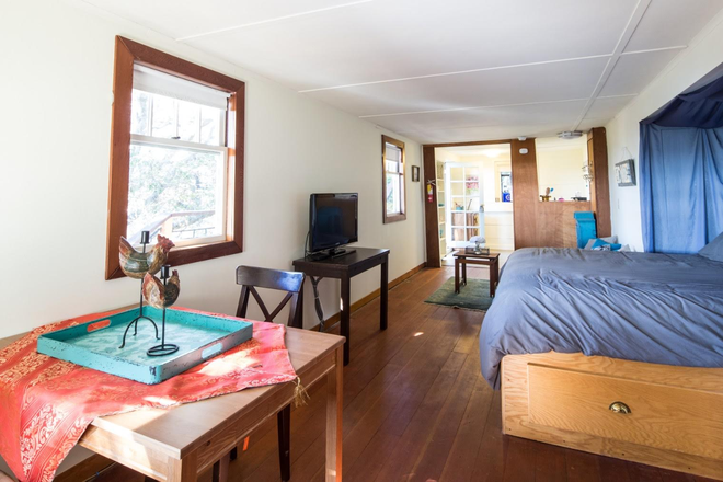 Main space - Fully furnished studio, walkable to campus with great view Apartments