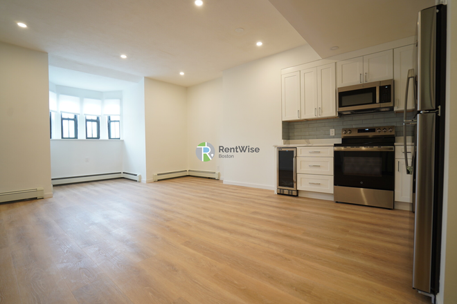1 - Most Desirable South End Renovated Stunning 3 Bedrooms | Close to NEU | H & HW Included