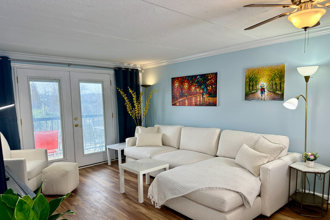 Sitting area with accessible balcony - Fully Furnished less than 2 miles walking distance to UT