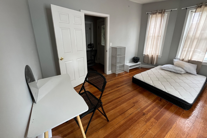Bedroom 2 - SUMMER SUBLET Montfern Avenue apartment, on bus route, in Brighton