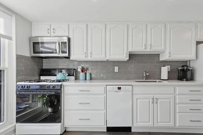Kitchen - Green Tree Run Condo in Roxborough. 2 Bed, 2.5 Bath shared with one Grad Student