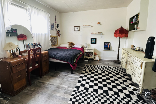 Bedroom - UO Campus House | 5BD/2BA + Possible 6th Bedroom | $500-$600 per Student | Free July Rent