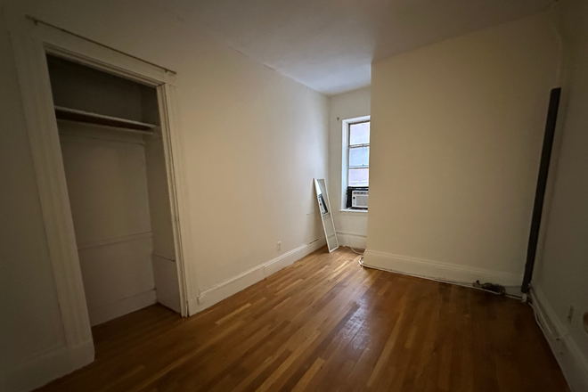 1 - NO BROKER FEE!!!! HUGE 4 bed, 2nd floor Symphony Road Apartments