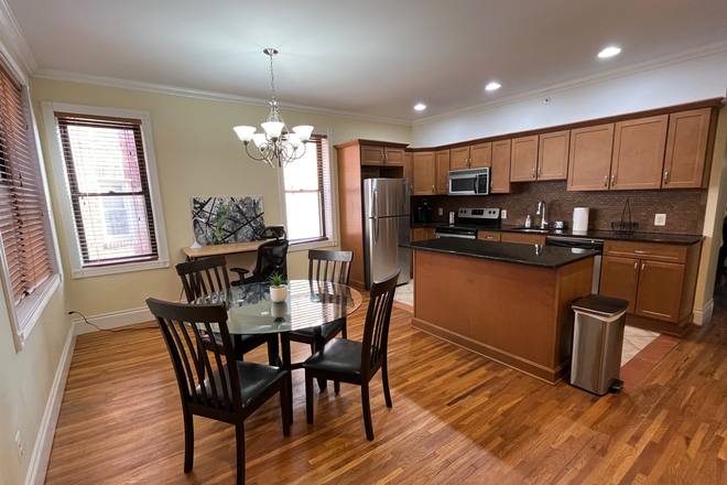 Fully stocked kitchen with work desk - Park Avenue Beauty close to campus Condo