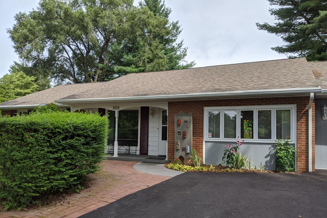  - Spacious Home in McBryde Village next to VT campus