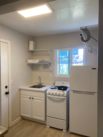 Kitchen with stove, sink, fridge. - 1 min. walk to campus 1bd/1ba home w/ kitchen & off street parking (no permit required) fast WiFi