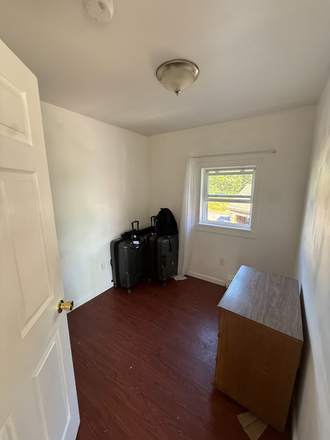 room 9 - 4 BEDROOM APARTMENT IN HADLEY MA VERY QUIET PLACE