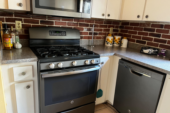 Kitchen, gas stove - Snapper Creek