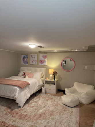 bedroom - Room for rent on the hill (sublease) Duplex