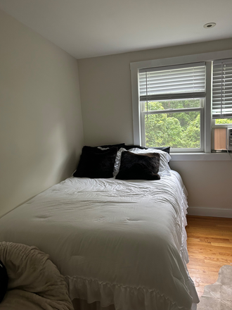 Bedroom - SPRING SUBLET ON SUNSET AVE, 15 MINUTE WALK TO CAMPUS CENTER Duplex