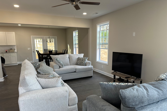 Living area - 4 bedroom New Home close to Campus