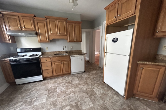 LIVING - SPACIOUS 3 BED/1.5 BATH WITH PARKING INCLUDED! Apartments