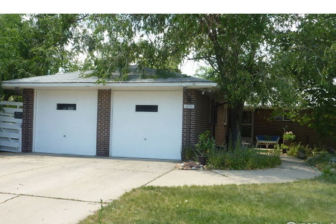 1205 E Ridge Ave - Spacious 6-Bedroom Home Near CU with Garage & Yard