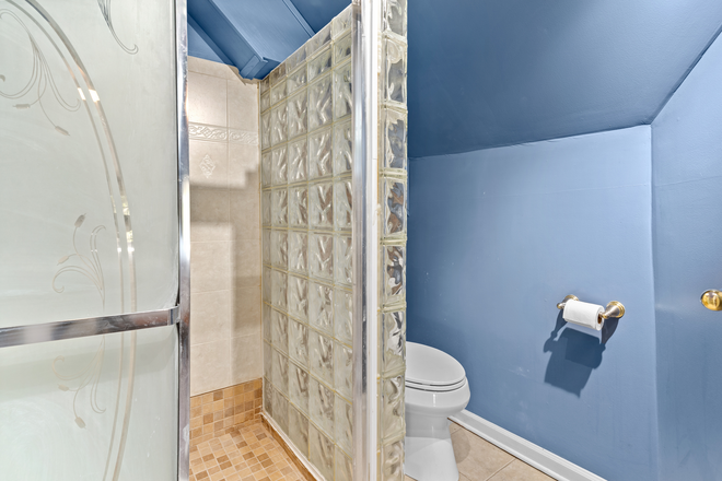 The lookout suit-bathroom - Beautiful Larchmere-5 Minutes to Campus