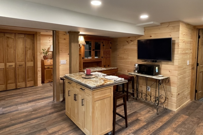 Kitchen dining area - Columbia MD Private Entrance Apartment. Large Yard/Backs up to Open Space. Close to Baltimore.
