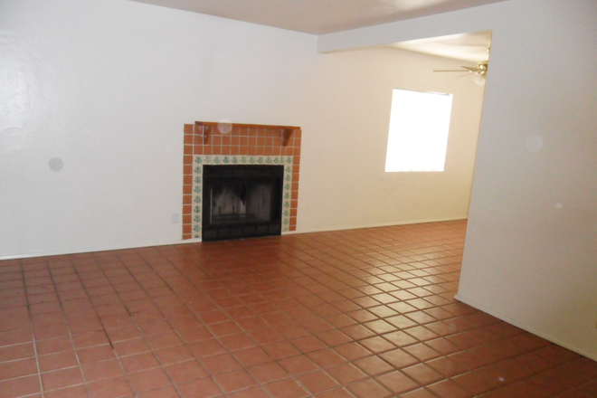 Tile living room - 5 bedrooms and 4 bathrooms Sooo Close to UofA House