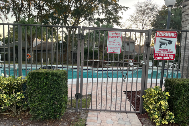 Community swimming pool - Large garden bedroom with patio access  close to campus
