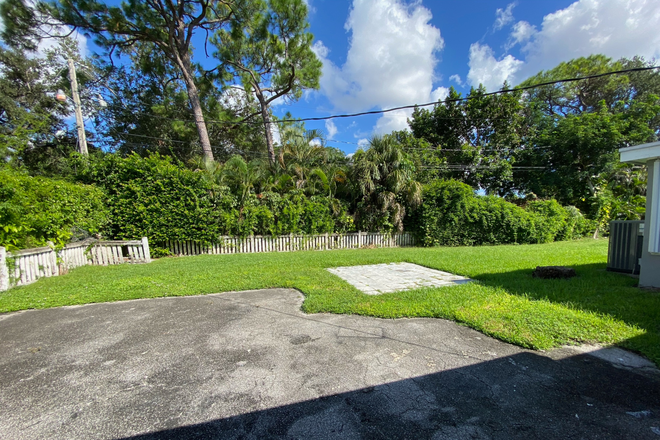 Backyard - 5/5 with Large Backyard 2 Blocks from Campus House