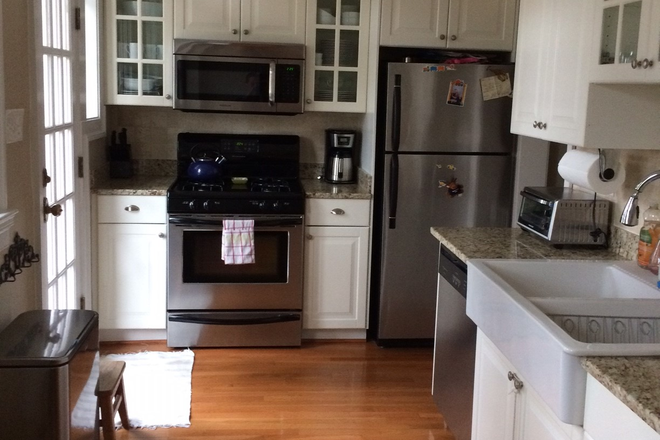 Kitchen - Burleith Rowhouse close to Georgetown Campus