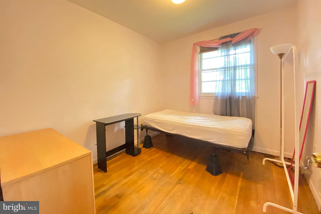 The available bedroom - Bedroom available now in a house close to campus