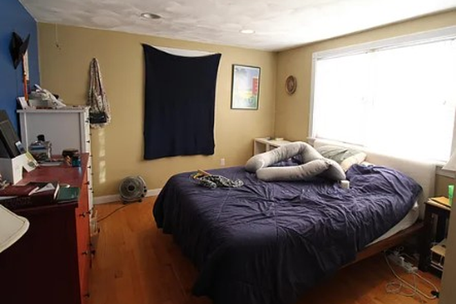 3 - Second floor 2 bed condo between Inman & Union