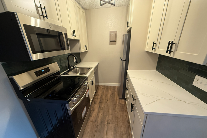 2 - AVAILABLE 8/5: 3250 O'Neal Cir #J23 Condo