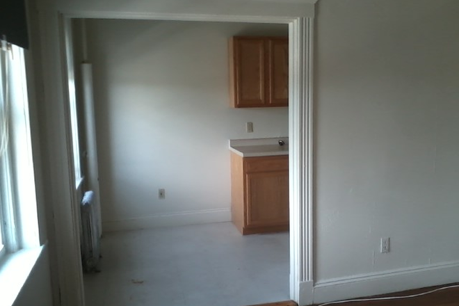 hubrealtyproperties.com - Wonderful front view studio, with large kitchen, in Fenway Apartments