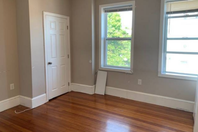 Call NOW for showings! 617-236-8600 - MAVERICK ST - *NO FEE* LRG FLOOR THRU 4BR/1BA NEAR MBTA BLUE LINE W/ LNDRY IN BLDNG AVAIL *9/1/2026* Apartments