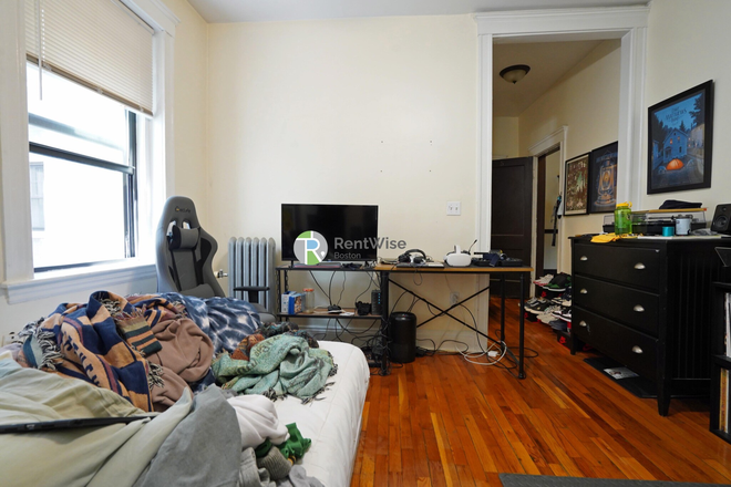 1 - SEPT 2026-New Kitchen, Fresh Reno! H/HW inc. Cat ok-No Fee Apartments