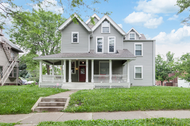 Exterior of 4 plex with nice front porch - 1907 Marshall: Beautiful 4-bedroom 2-bath apartment, walk to campus