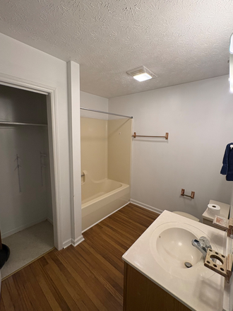 Bathroom - Quiet apartment 15 min east of campus!