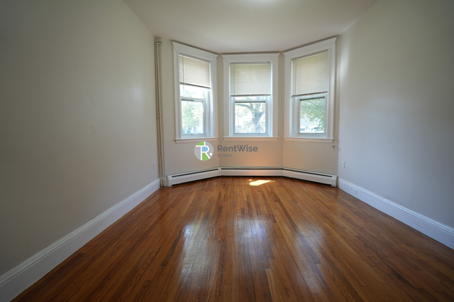 1 - MID AUG 2026-Fanstastic Comm Ave 2 bed. Easy MBTA-NO FEE & 1 Free Month Apartments