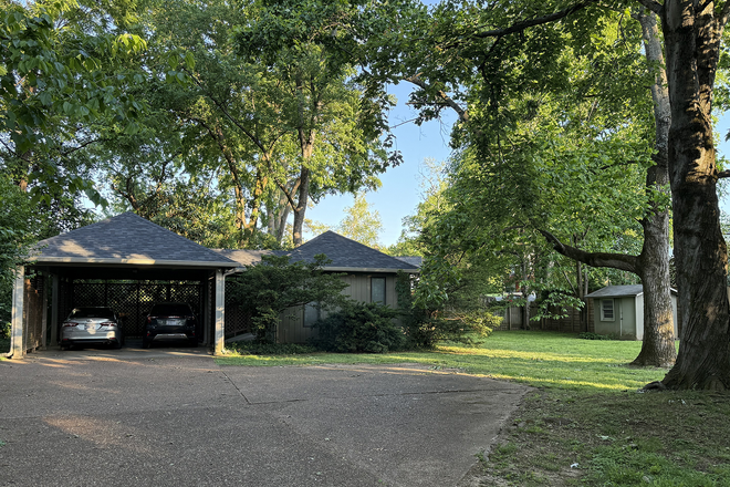 Guesthouse to the right of the carport, at the end of the driveway. - Guesthouse on pretty half-acre yard in quiet residential neighborhood 5-10 minutes from Vanderbilt