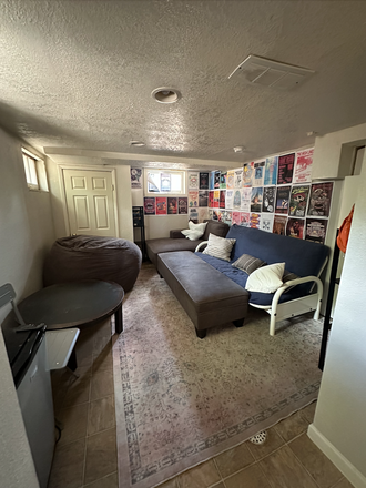 Basement bedroom - Room in stand alone home, close to campus