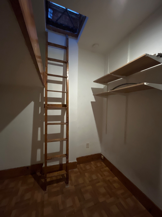 Bedroom for sublet - 17 Aberdeen Street Apartments