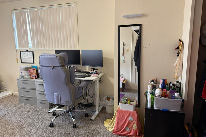 Bedroom - Temporary Accommodation - Large Private Room available at Graduate Hills from April Apartments