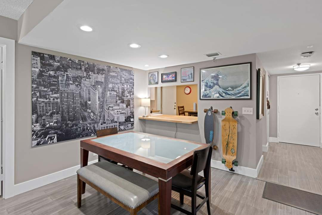 Living space - Boca Teeca Apt Close to FAU and Lynn U