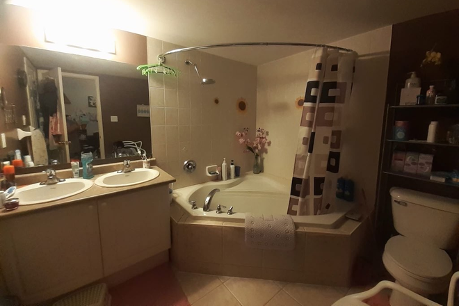 Bathroom - Entire Two bedroom townhouse for rent in John Street