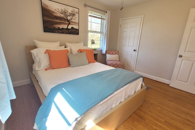 Bedroom #2 - Fully Furnished 2 Bed 1 Bath** Close to Campus Apartments