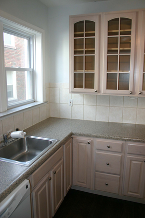 kitchen - 7304 Lindell - 1st Floor - Short walk to Campus, Clayton, or Metrolink. Free laundry, huge closets! Duplex