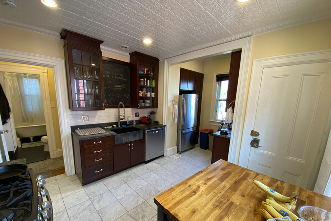 - - 3 Bed Apartment – Davis Square - available 09/01