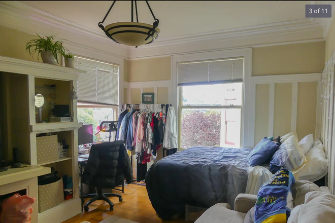 This is the bedroom, but pic is screenshot from Zillow. - Juliet's Apt *looking for roommates*