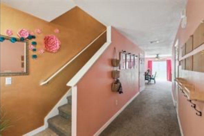 Entryway - Immaculate room with en-suite bathroom 3 minutes from campus