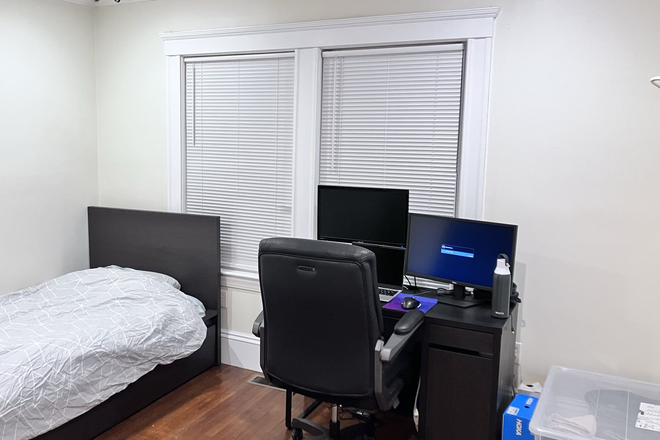 Bedroom - Spacious room in house with private attached bath